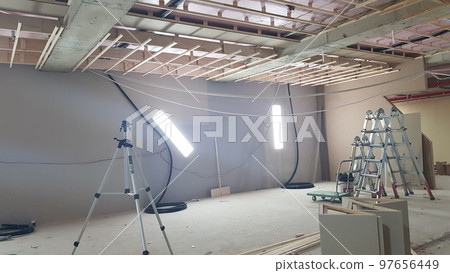 室內高爾夫球場施工。 室內高爾夫球場施工。 97656449