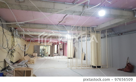 室內高爾夫球場施工。 室內高爾夫球場施工。 97656509