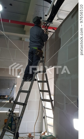 室內高爾夫球場施工。 室內高爾夫球場施工。 97656510