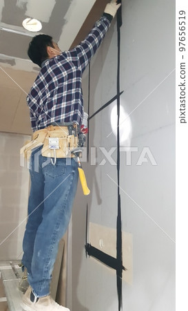 室內高爾夫球場施工。 室內高爾夫球場施工。 97656519