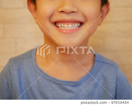 笑容燦爛的男孩 笑容燦爛的男孩 97658484