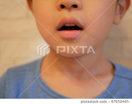 張開嘴的男孩 97658485