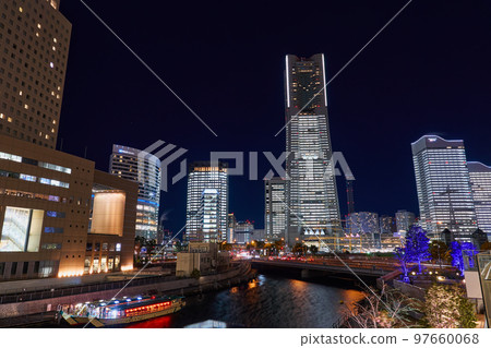 橫濱港未來在聖誕節的夜景 橫濱港未來在聖誕節的夜景 97660068