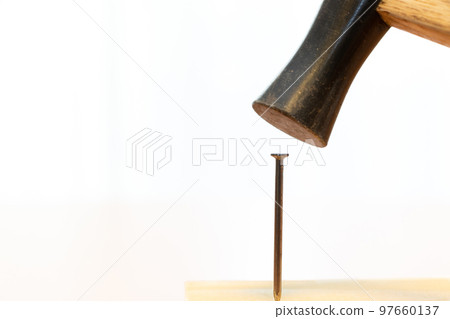 hammer a nail 97660137