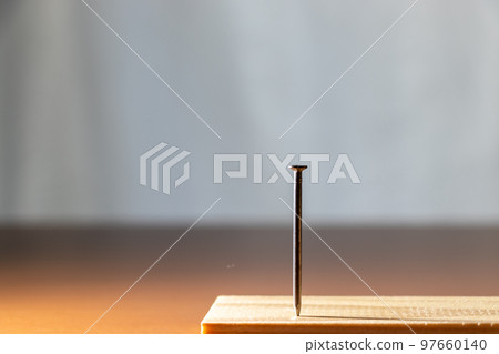 鐵釘卡在木板上 97660140
