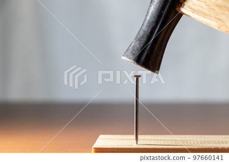 用錘子敲鐵釘 97660141