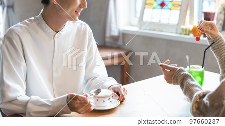 放鬆在咖啡館的一個人 97660287