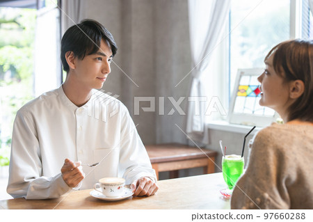 放鬆在咖啡館的一個人 97660288