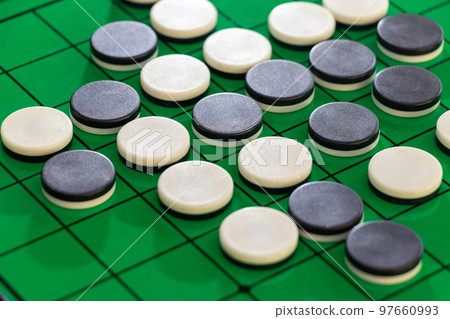 奧賽羅棋盤和黑白石頭 97660993