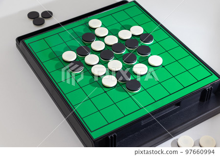 奧賽羅棋盤和黑白石頭 97660994