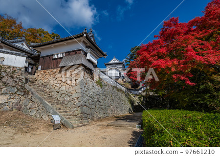 Bitchu Matsuyama Castle in autumn ~Castle tower, Gonohira turret, Rokunohira turret~ 97661210