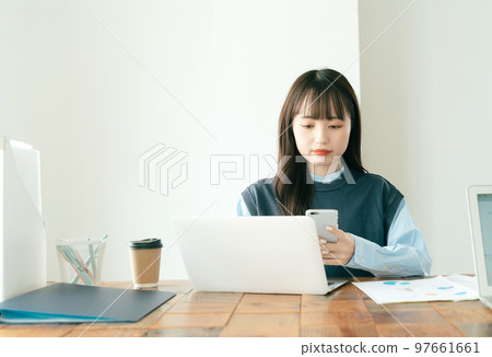 在辦公室工作的年輕女子 97661661