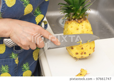[Scrape off the surface of the pineapple] 97661747