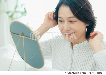 中間女人檢查髮型 97661889