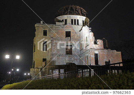 廣島在晚上，原子彈爆炸圓頂 97662363