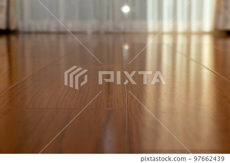 反射窗戶光線的木地板 反射窗戶光線的木地板 97662439