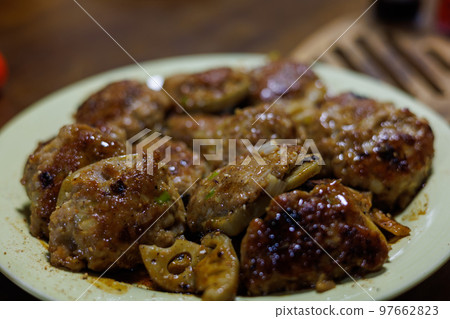 Very delicious Japanese lotus root stuffed with meat 97662823