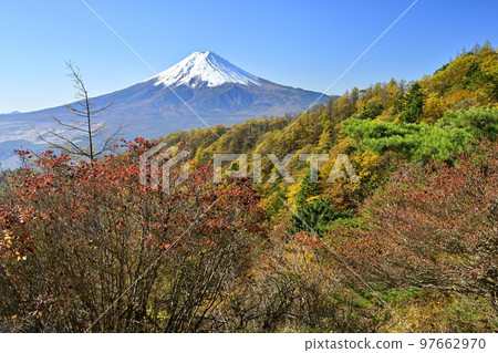 Mt.Mitsutoge到Mt.Fuji和山脊上的秋天樹木 Mt.Mitsutoge到Mt.Fuji和山脊上的秋天樹木 97662970