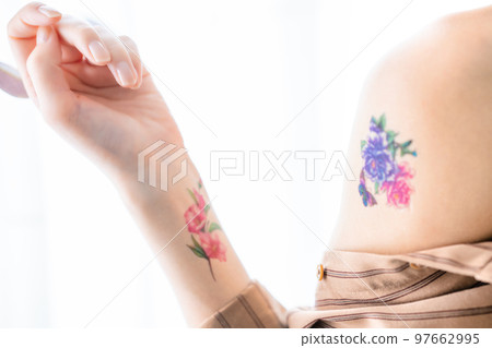 一個有紋身的女人[部分切割] 97662995
