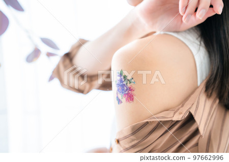 一個有紋身的女人[部分切割] 97662996