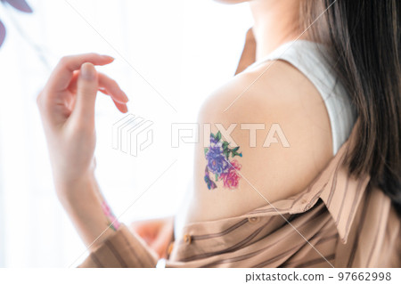 A woman with a tattoo [parts cut] 97662998