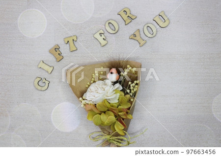 GIFT FOR YOU 角色和小花束 波爾卡圓點 可愛禮物的形象 97663456