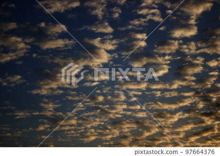 綿羊雲在傍晚的天空中蔓延 水平構圖 綿羊雲在傍晚的天空中蔓延 水平構圖 97664376