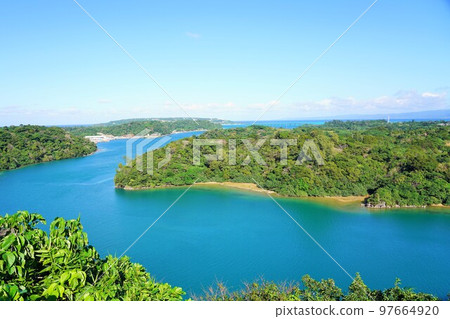 沖繩縣北部(從瓦魯米橋眺望古宇利島和古宇利大橋) 沖繩縣北部(從瓦魯米橋眺望古宇利島和古宇利大橋) 97664920