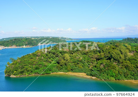 沖繩縣北部（從瓦魯米橋眺望古宇利島和古宇利大橋） 97664924