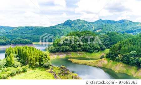 從新池的山橋上看到的壯麗景色``大分縣日田市日田街道'' 97665365