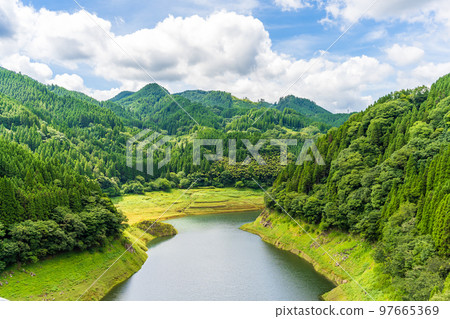 從新池的山橋上看到的壯麗景色``大分縣日田市日田街道'' 97665369