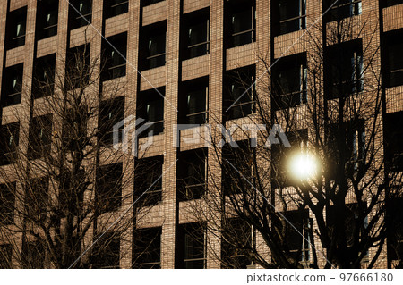 Buildings in Marunouchi reflecting the winter sunset 97666180