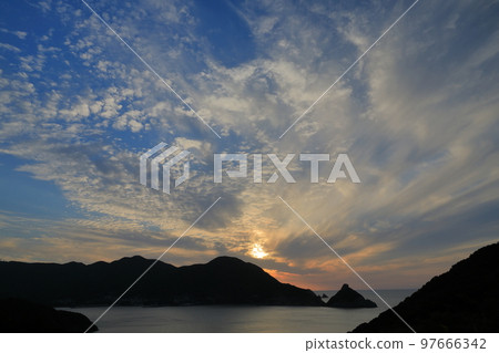 Nakadorijima Yakatame Park 天空中的雲彩創造的美麗風景 Nakadorijima Yakatame Park 天空中的雲彩創造的美麗風景 97666342