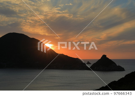 中鳥島屋形公園奇石背後的落日美景 中鳥島屋形公園奇石背後的落日美景 97666343