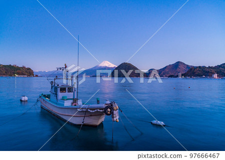 (Shizuoka Prefecture) Mt. Fuji seen from Uchiura Bay in Izu at dawn (Shizuoka Prefecture) Mt. Fuji seen from Uchiura Bay in Izu at dawn 97666467