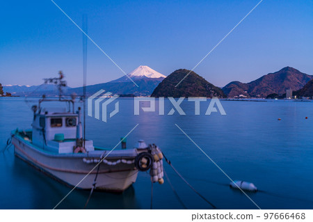 (Shizuoka Prefecture) Mt. Fuji seen from Uchiura Bay in Izu at dawn (Shizuoka Prefecture) Mt. Fuji seen from Uchiura Bay in Izu at dawn 97666468
