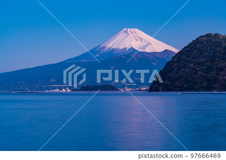 (Shizuoka Prefecture) Mt. Fuji seen from Uchiura Bay in Izu at dawn 97666469