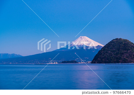 (Shizuoka Prefecture) Mt. Fuji seen from Uchiura Bay in Izu at dawn 97666470