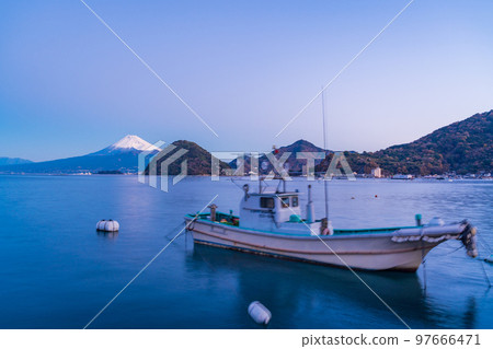 (Shizuoka Prefecture) Mt. Fuji seen from Uchiura Bay in Izu at dawn 97666471