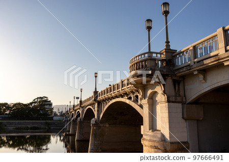 夕陽下的兵庫縣向日大橋 97666491