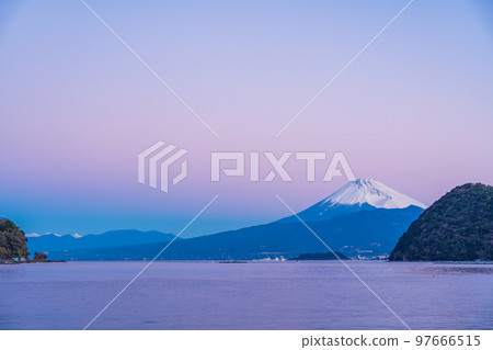 (靜岡縣)清晨從伊豆內浦灣看到的富士山 (靜岡縣)清晨從伊豆內浦灣看到的富士山 97666515