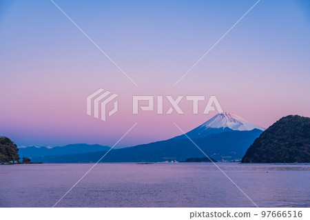 (靜岡縣)清晨從伊豆內浦灣看到的富士山 (靜岡縣)清晨從伊豆內浦灣看到的富士山 97666516