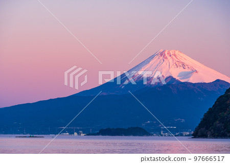 (靜岡縣)清晨從伊豆內浦灣看到的富士山 (靜岡縣)清晨從伊豆內浦灣看到的富士山 97666517