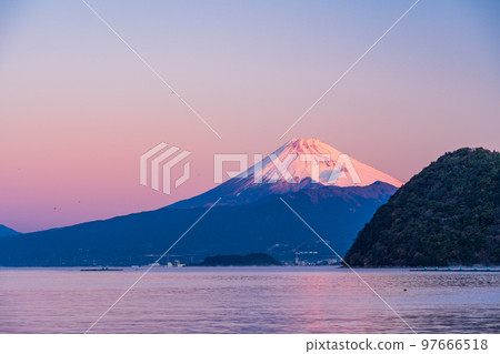 (靜岡縣)清晨從伊豆內浦灣看到的富士山 (靜岡縣)清晨從伊豆內浦灣看到的富士山 97666518