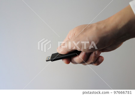 有usb存儲器的男性手 97666781