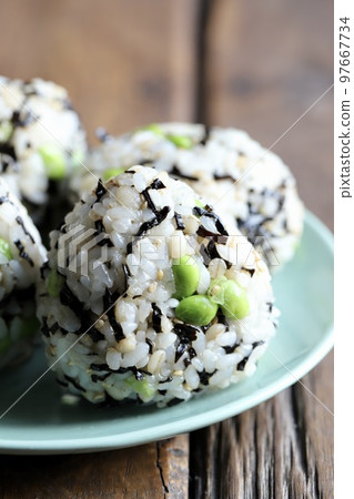 鹹海帶毛豆三角飯糰 鹹海帶毛豆三角飯糰 97667734