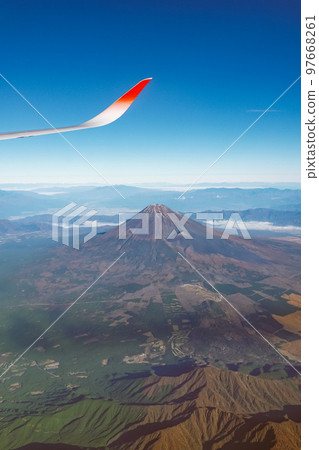 晴朗的秋天鳥瞰富士山 晴朗的秋天鳥瞰富士山 97668261