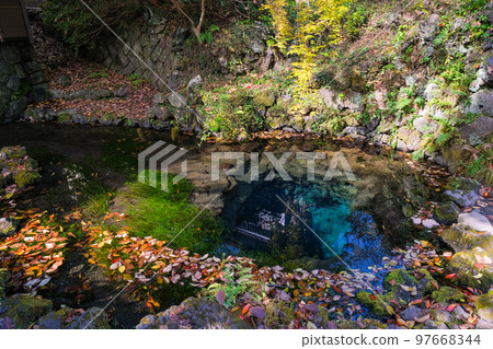 山梨縣忍野村秋季忍野八海、岡間池塘 山梨縣忍野村秋季忍野八海、岡間池塘 97668344