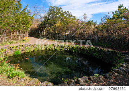 山梨縣忍野村忍野八海銚子池 97668351