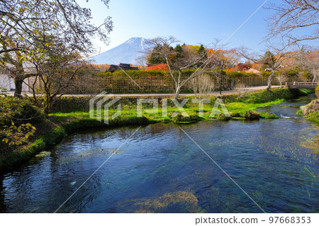Oshino Village, Yamanashi Prefecture Autumn Oshino Hakkai, Nigori Pond and Mt. Fuji 97668353